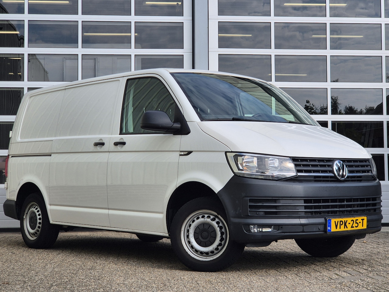 Volkswagen Transporter - 2.0 TDI 102PK L1H1 | AIRCO | BLUETOOTH | 100% ONDERHOUDEN - AutoWereld.nl