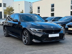 BMW 3-serie Touring - 320d xDrive M-SPORT * LED, NAVI+, LEDER, PANORAMA, H&K, HuD, TREKH, 19-inch LMV * 1e EIG
