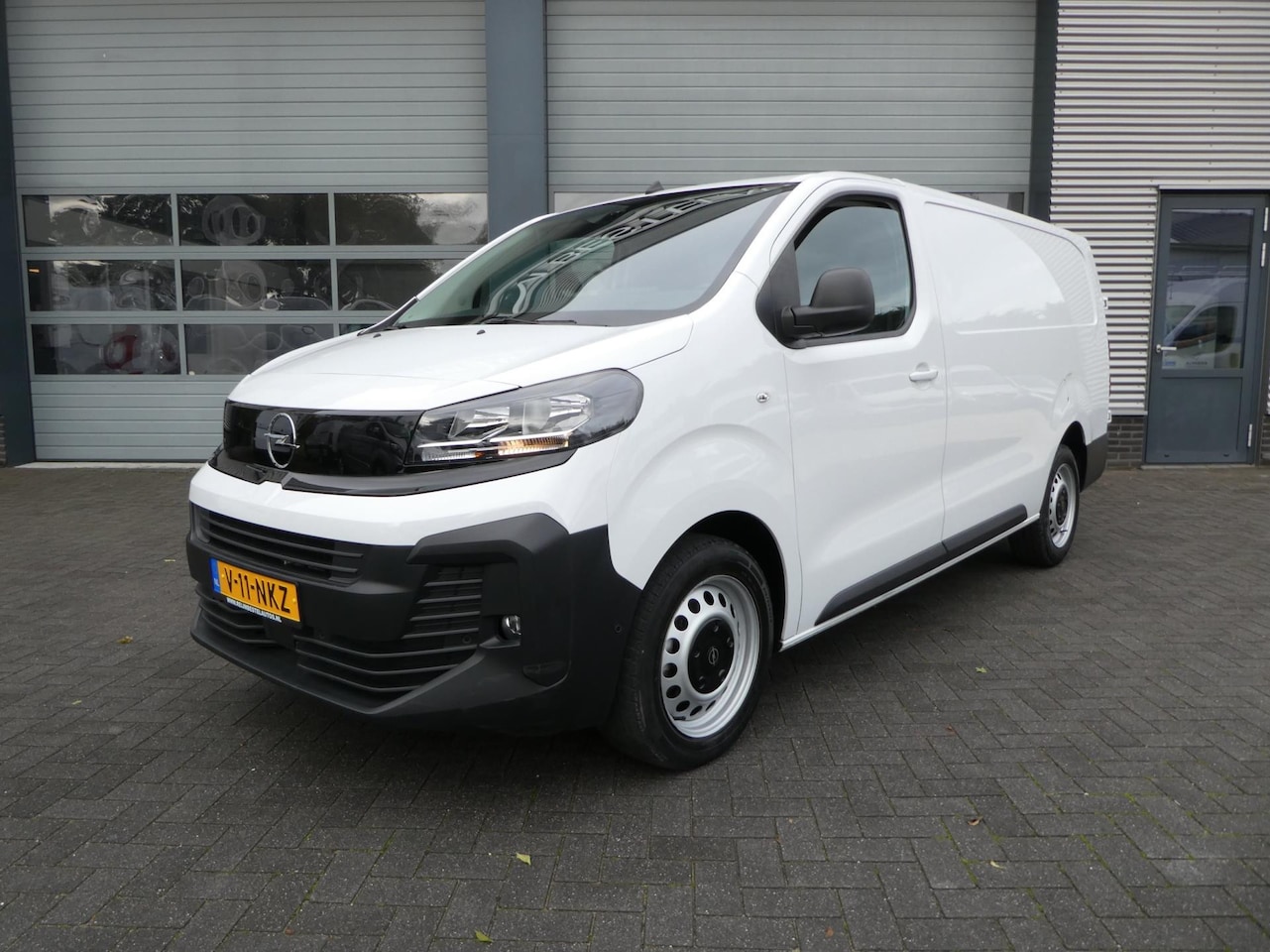 Opel Vivaro - 2.0 180 pk automaat airco navigatie lang L3 - AutoWereld.nl