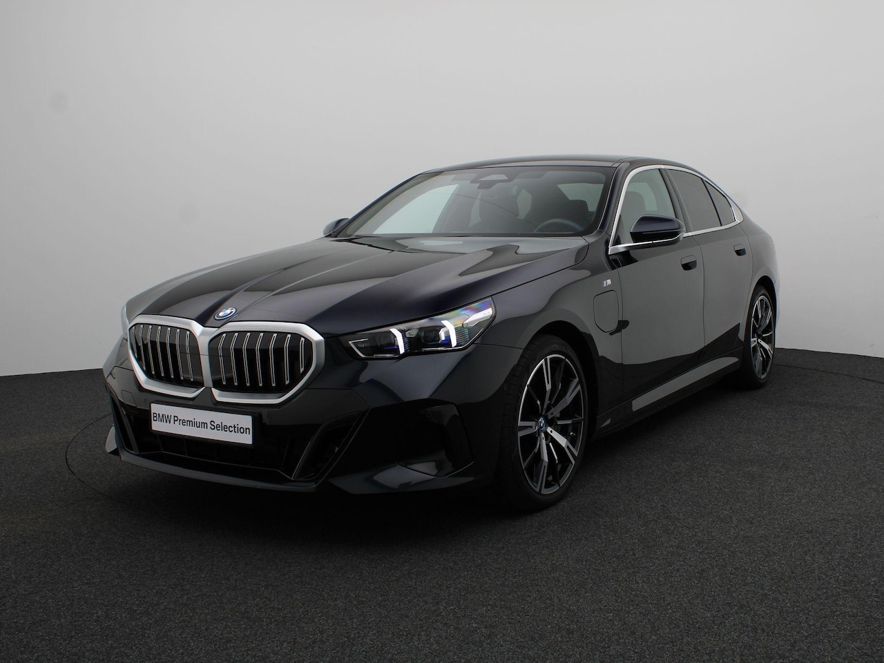 BMW 5-serie - Sedan 550e xDrive M Sportpakket | Adaptief Onderstel Professional | Driving Assistant | Ha - AutoWereld.nl