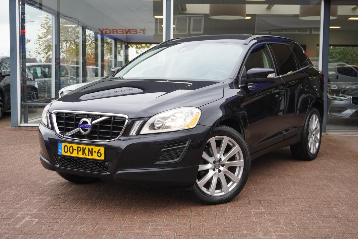 Volvo XC60 - 2.0 D3 Momentum Handbak | Airco | Navigatie | Trekhaak | Vol opties | LM velgen | Elek. Pa - AutoWereld.nl