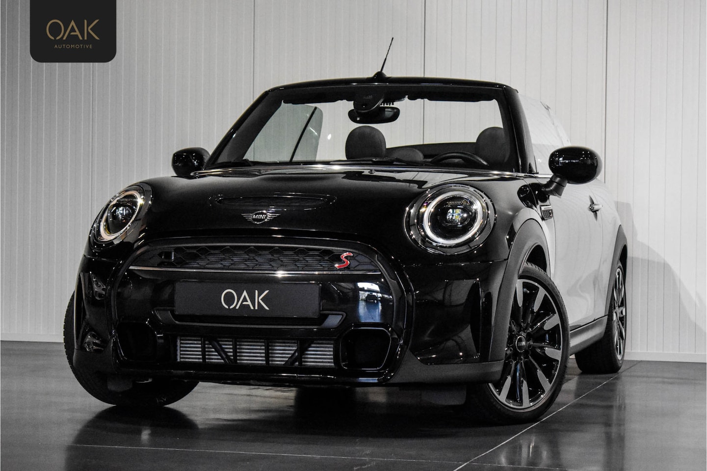 MINI Cabrio - 2.0 Cooper S F1 Aut. | Yours | Carplay | Lounge Leder | PDC | 17"LM | Midnight Black - AutoWereld.nl