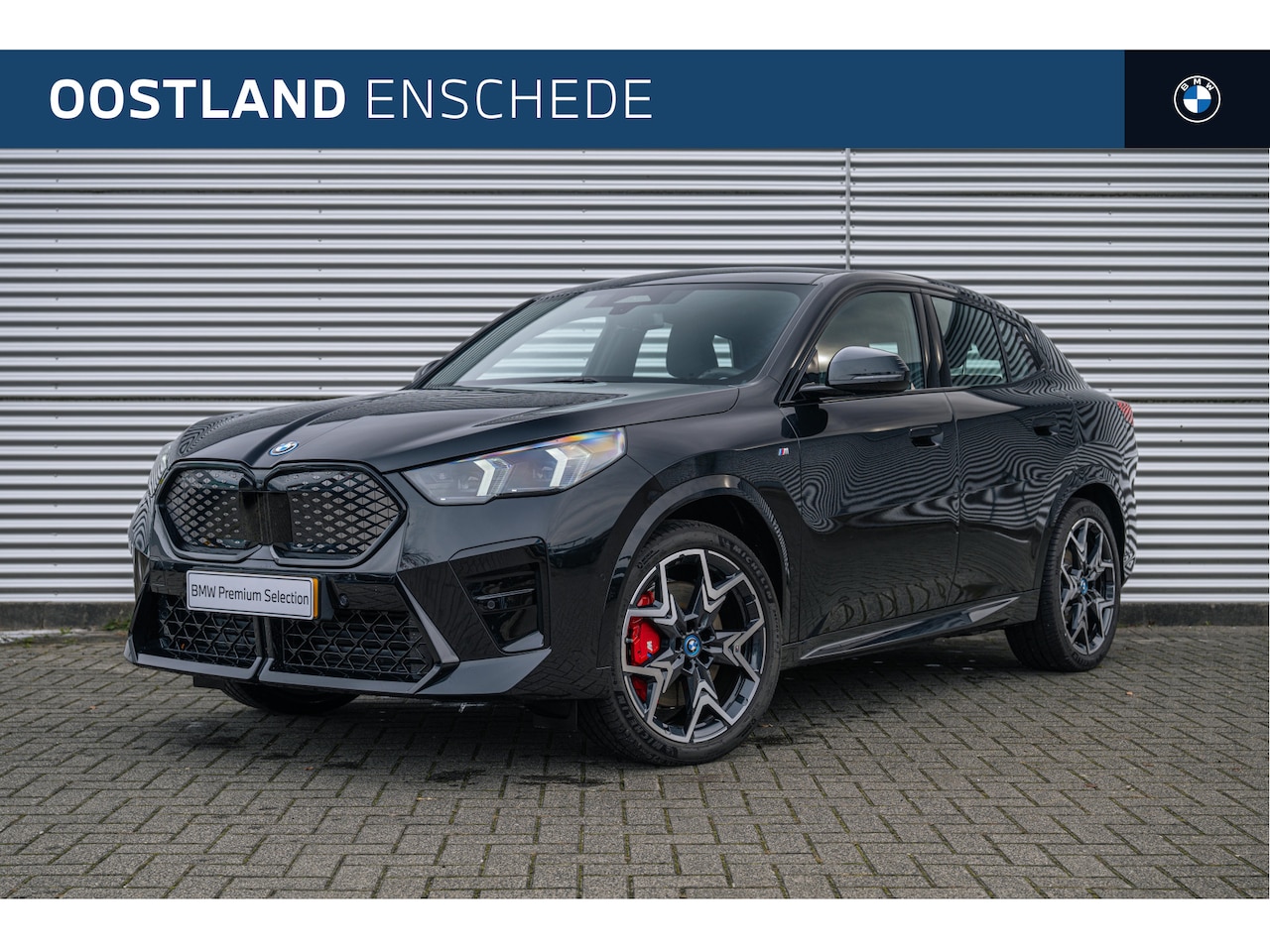 BMW iX2 - eDrive20 M Sport / Trekhaak / Sportstoelen / Achteruitrijcamera / M Adaptief onderstel / C - AutoWereld.nl