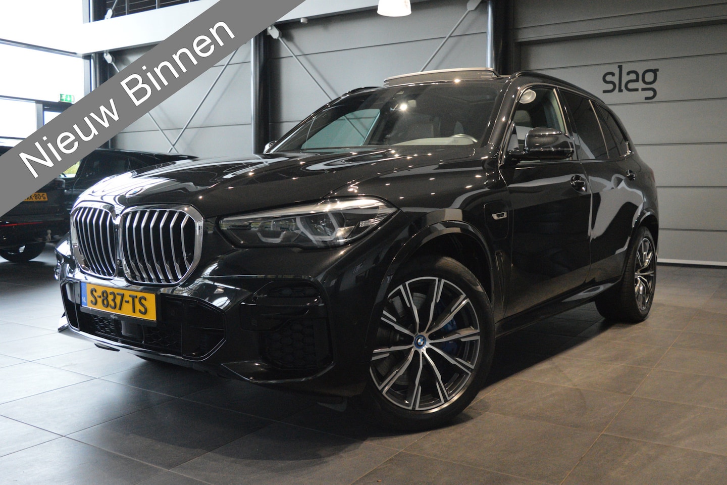 BMW X5 - xDrive45e M-pakket pano camera leer trekhaak 20 inch !! - AutoWereld.nl