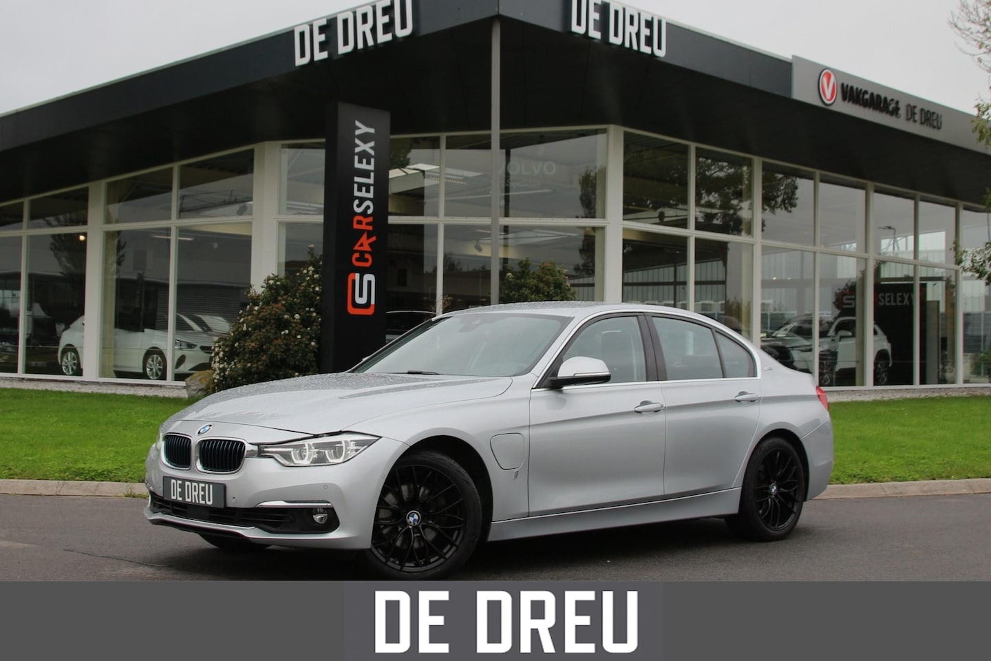 BMW 3-serie - 330e High Executive | CAMERA | ADAPTIVE CRUISE | LEDER - AutoWereld.nl