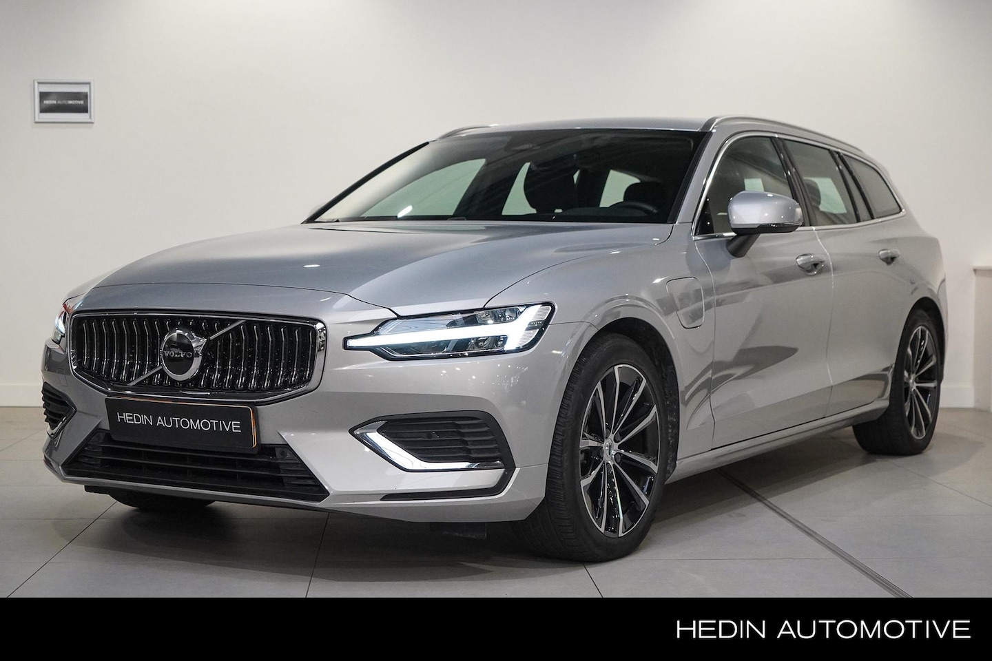 Volvo V60 - T6 Plug-in hybrid AWD Essential Bright | Leder Interieur | Stoel - en stuurverwarming| Tre - AutoWereld.nl