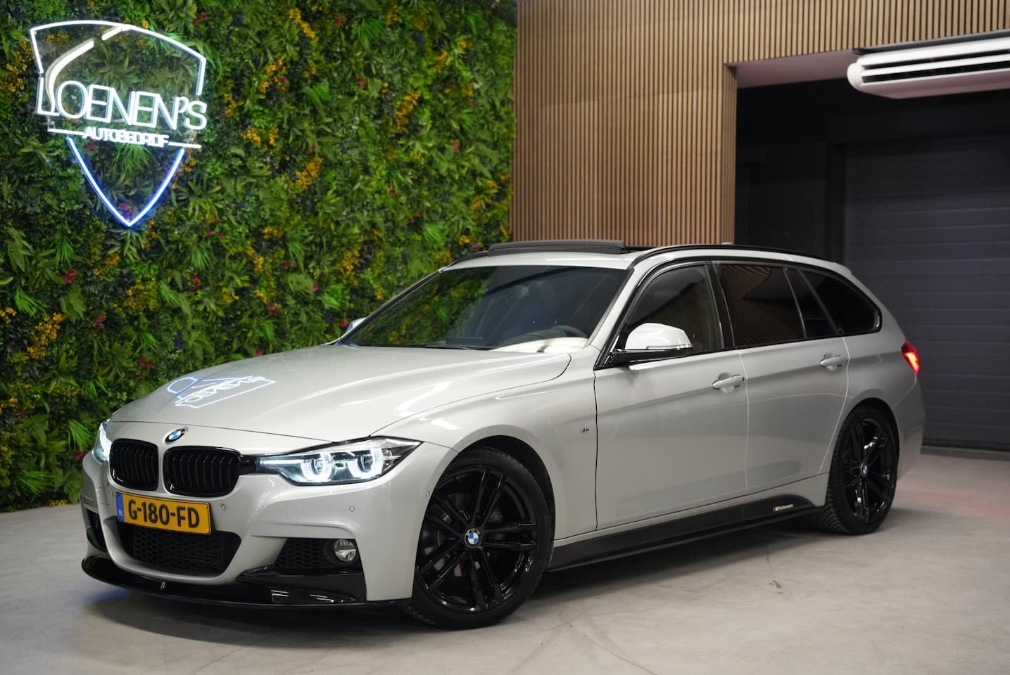 BMW 3-serie Touring - 318i M Sport / Pano / Camera / CarPlay - AutoWereld.nl