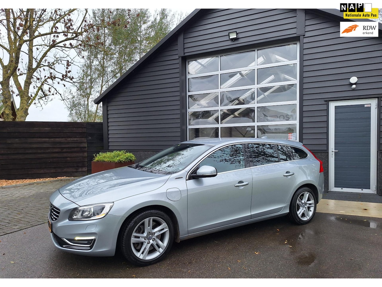 Volvo V60 - 2.4 D6 AWD Plug-In Hybrid Summum Bi-Xenon,Cruise-Control, Full-Map Navi, Leer en Stoelverw - AutoWereld.nl