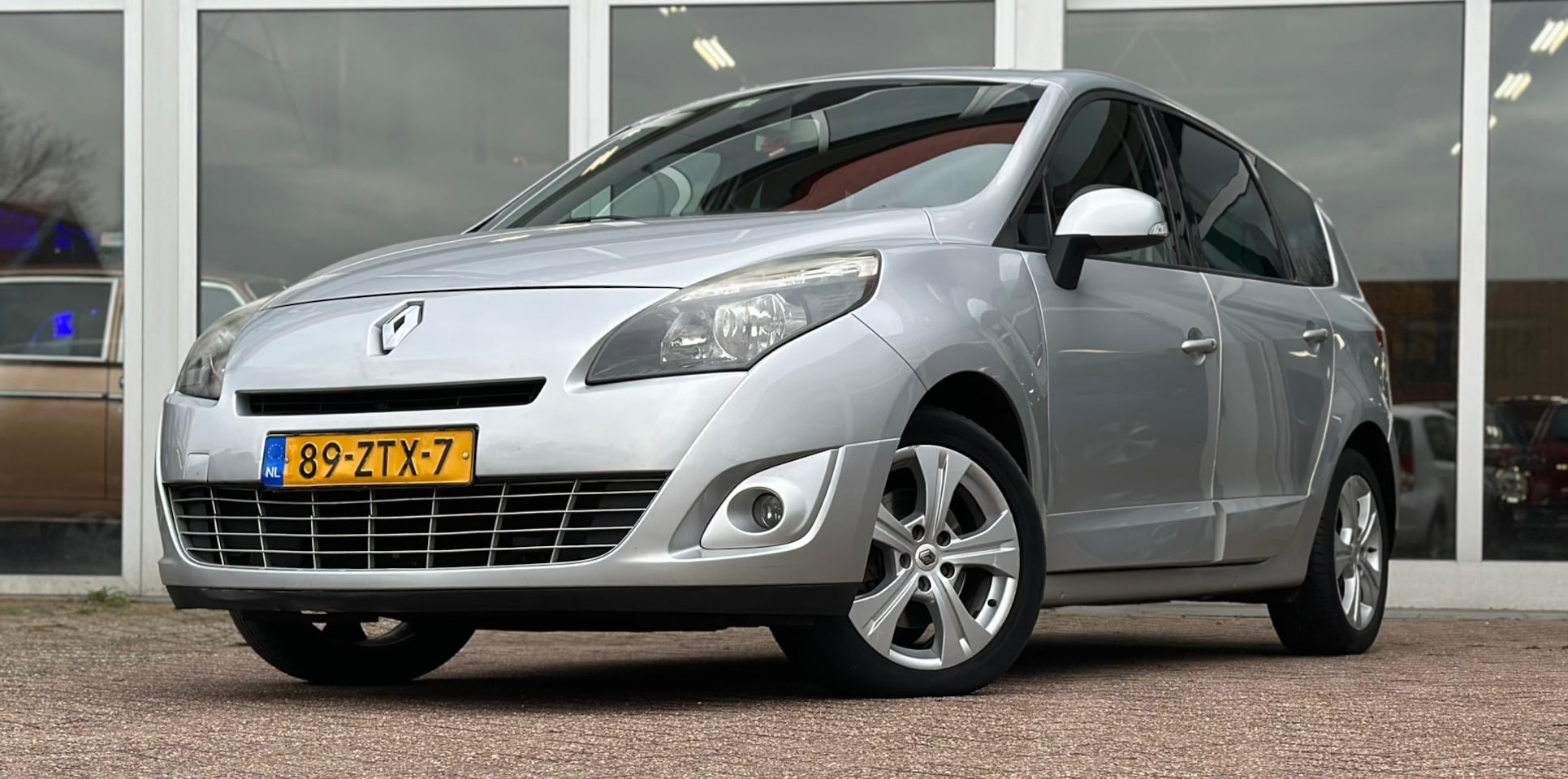 Renault Grand Scénic - 2.0 Bose 7p. Trekhaak Nieuwe APK Navi! - AutoWereld.nl