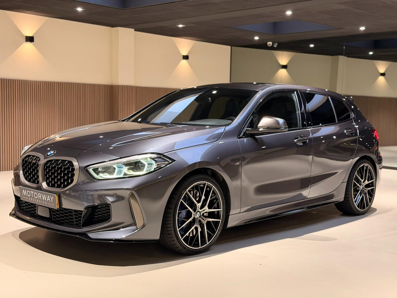 BMW 1-serie - M135i xDrive High Executive PANO|M-Sport|HarmanCardon|HUD|Carplay|Stoel&Stuur verwarming|K - AutoWereld.nl