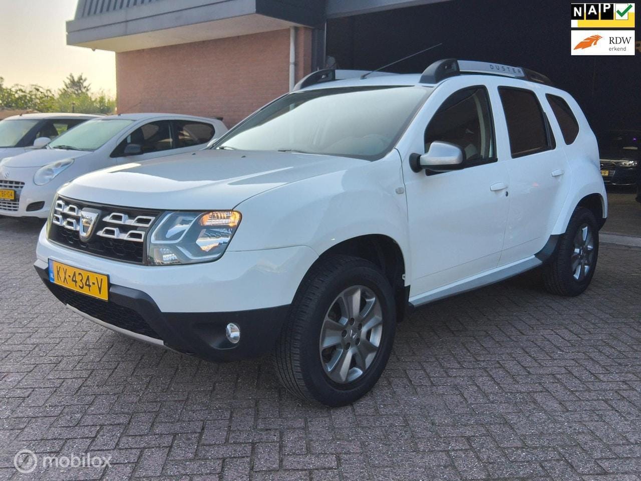 Dacia Duster - 1.2 TCe 4x2 Lauréate LAGE KM, PDC, CRUISE, TREKHAAK - AutoWereld.nl