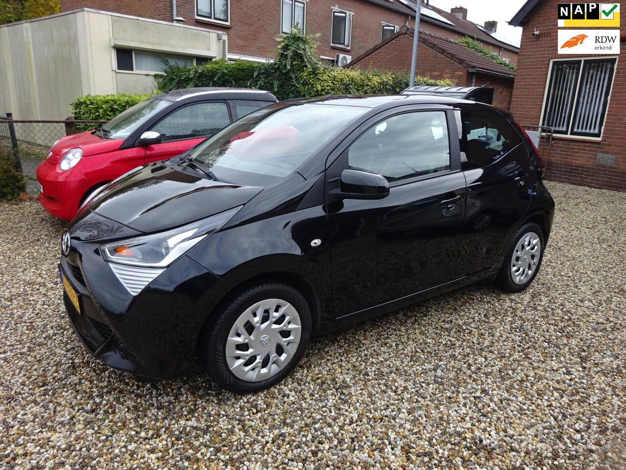 Toyota Aygo - 1.0 VVT-i x-play Airco, Achteruitrijcamera, Cruise controle, Elektrische ramen, Centrale d - AutoWereld.nl