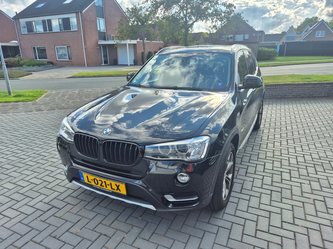 BMW X3 - 2.0d xDrive High Executive xLine Edition Zeer nette strakke BMW X3 xDrive20d NAVI LEDER PANO TREKHAAK DEALER.O.H. - AutoWereld.nl