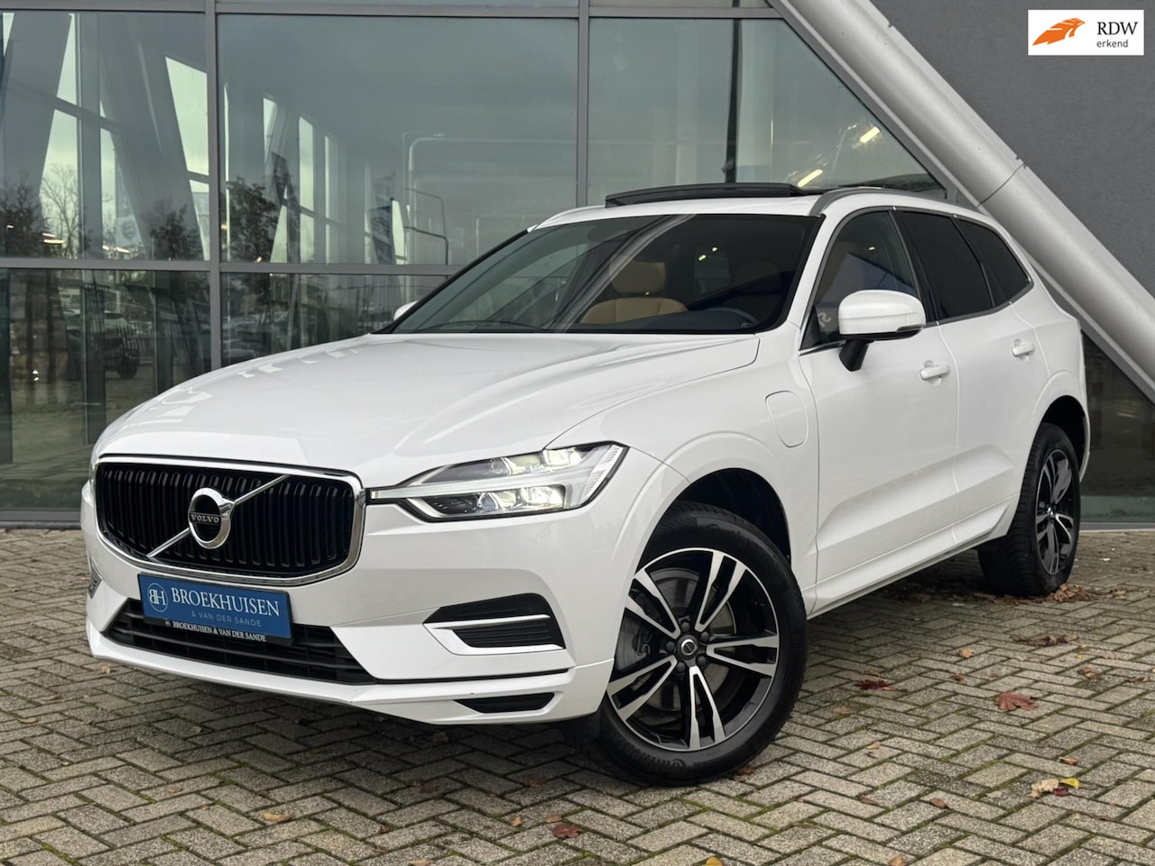Volvo XC60 - 2.0 T8 Twin Engine AWD Plug in Hybride 390pk Panoramadak / Luchtvering / Stoelverwarming - AutoWereld.nl