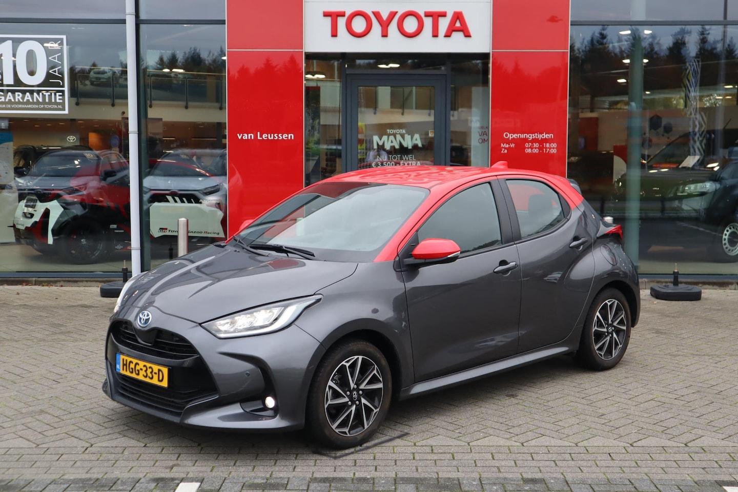 Toyota Yaris - 1.5 HYBRID DYNAMIC BI-TONE APPLE & ANDROID 16"LMV LED PARK-SENSOREN STOELVERW. INKLP-SPIEG - AutoWereld.nl