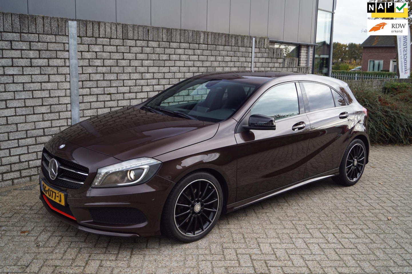 Mercedes-Benz A-klasse - 180 Ambition AMG Line Autom Leder/Alcantara Sportst Navi Airco Xenon Cruise 2x PDC LMV 18 - AutoWereld.nl