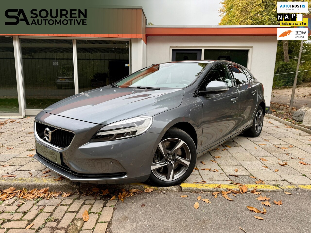 Volvo V40 - 1.5 T3 Dynamic Edition / Automaat / Trekhaak / Panoramadak / Stoelverwarming / Achteruitri - AutoWereld.nl