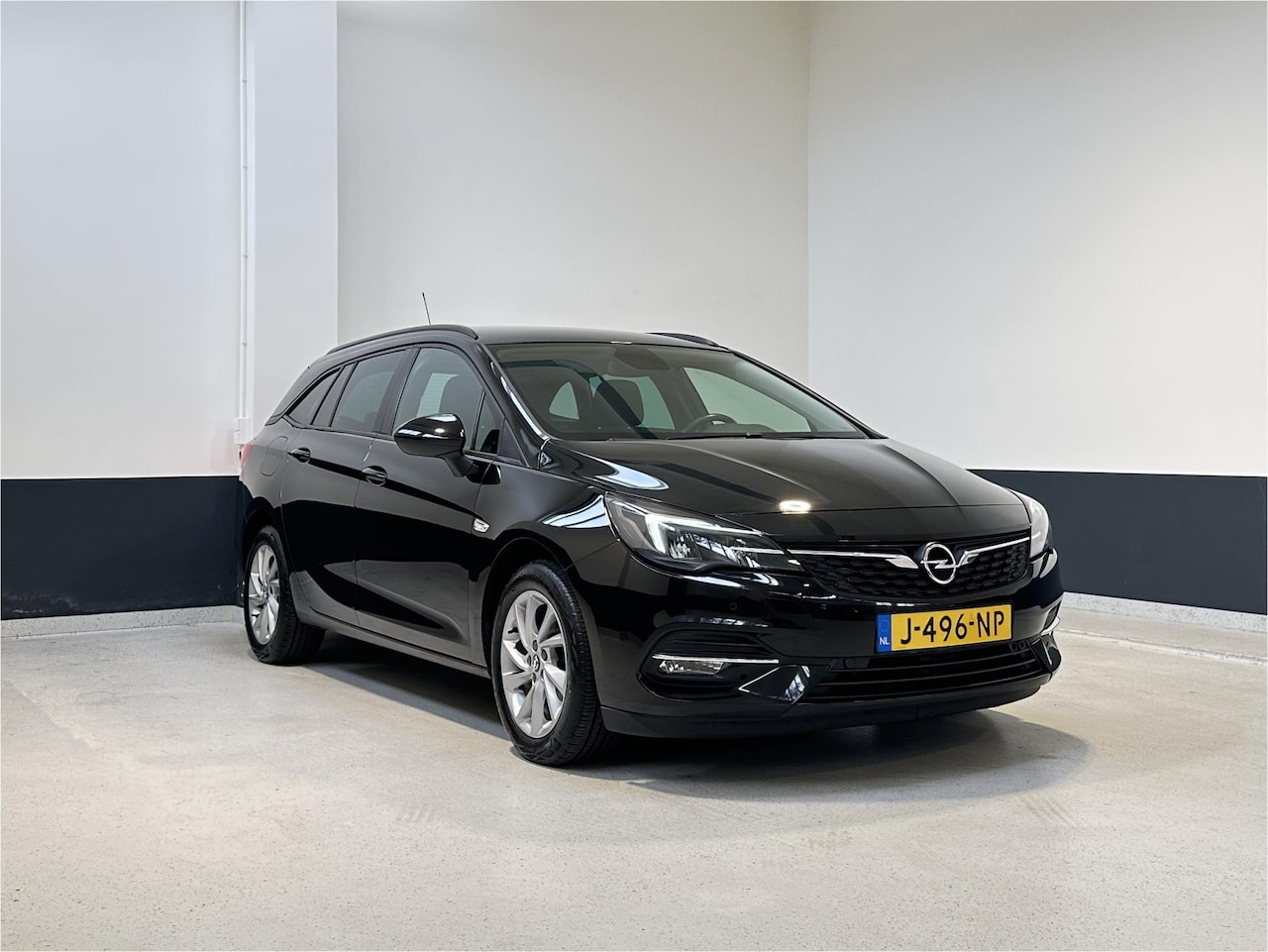 Opel Astra Sports Tourer - 1.2 Business Edition | NL| 1 Eig | Apple Carplay | Camera | Lm velgen | Nieuwe motor 800 k - AutoWereld.nl