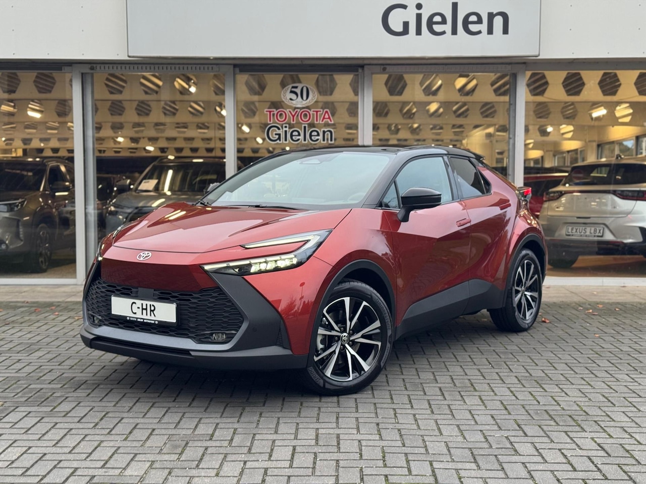 Toyota C-HR - 2.0 High Power PHEV 223pk Dynamic Plus | Elektrische achterklep, Stoel + Stuurverwarming, - AutoWereld.nl