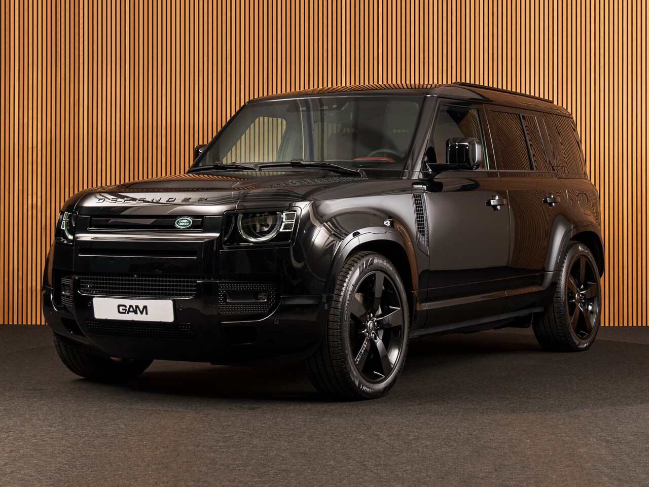 Land Rover Defender 110 - 2.0 P300e 110 X-Dynamic HSE ROOD LEDER - AutoWereld.nl