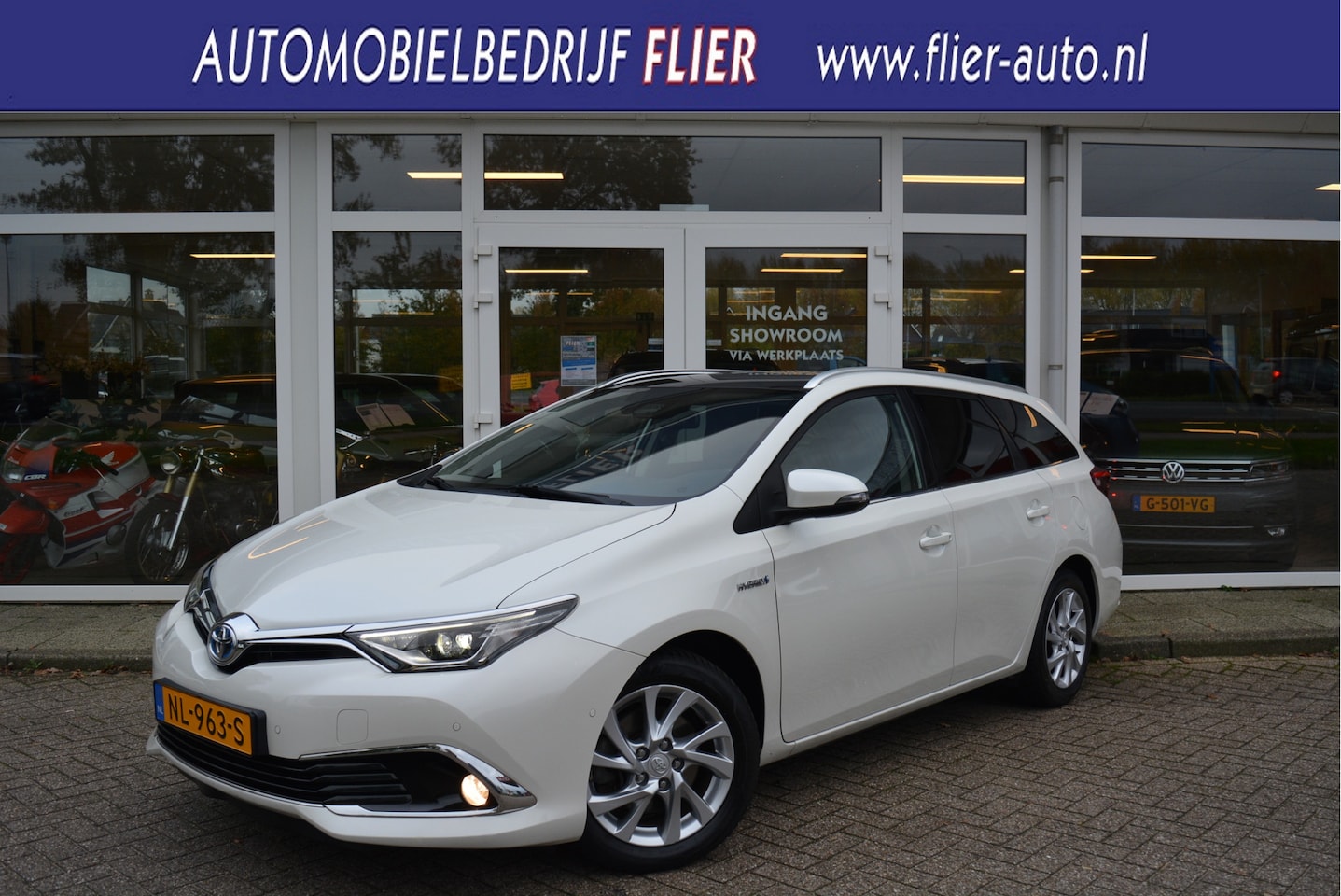 Toyota Auris Touring Sports - 1.8 Hybrid Executive | Pano | Trekhaak | Keyless | Orig. NL | NAP | - AutoWereld.nl
