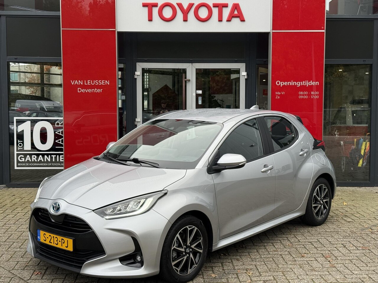 Toyota Yaris - 1.5 HYBRID DYNAMIC APPLE/ANDROID KEYLESS 16"LM-VELGEN LED-PAKKET NL-AUTO - AutoWereld.nl