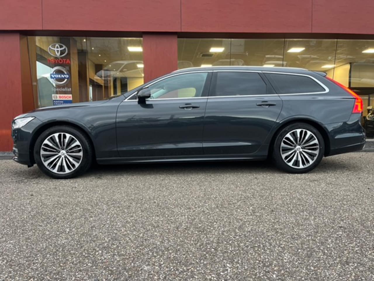 Volvo V90 - 2.0 T4 Momentum Pro AUT. | PANO | MEMORY | 18'' | TREKHAAK - AutoWereld.nl