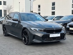 BMW 3-serie Touring - 320d xDrive M-SPORT * LED, NAVI+, PANORAMA, HuD, TREKH, 19-inch LMV, DRAVIT GRAU * 1e EIG