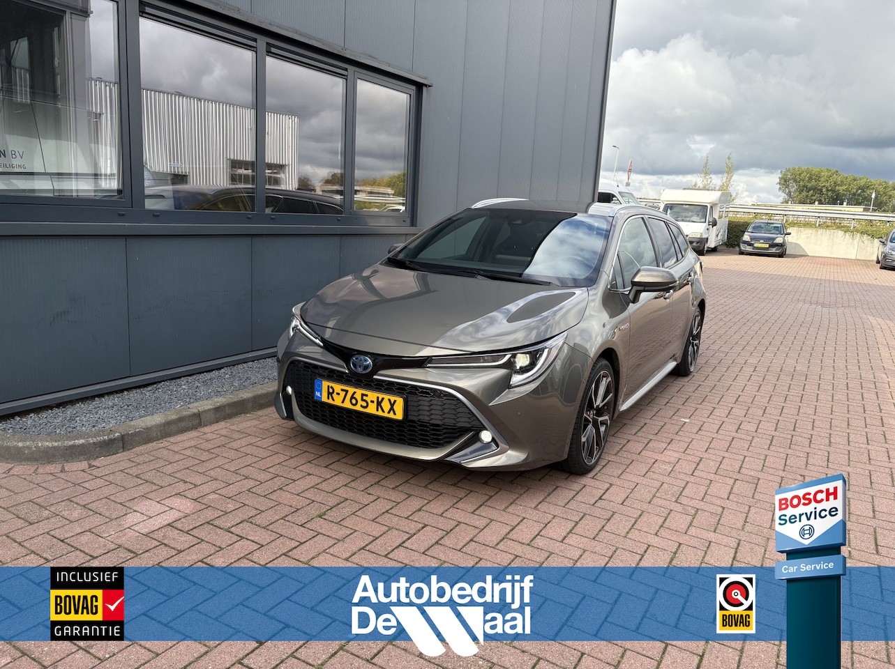 Toyota Corolla Touring Sports - 2.0 Hybrid 180pk Premium CAMERA/KEYLESS/DODEHOEK/18INCH/LEDER/STOELVERWARMING - AutoWereld.nl
