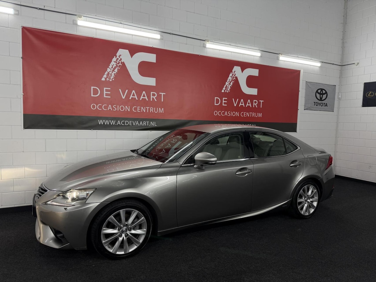 Lexus IS - 300h First Edition - NAVI/LEER/CAMERA/PDC/NAP - AutoWereld.nl