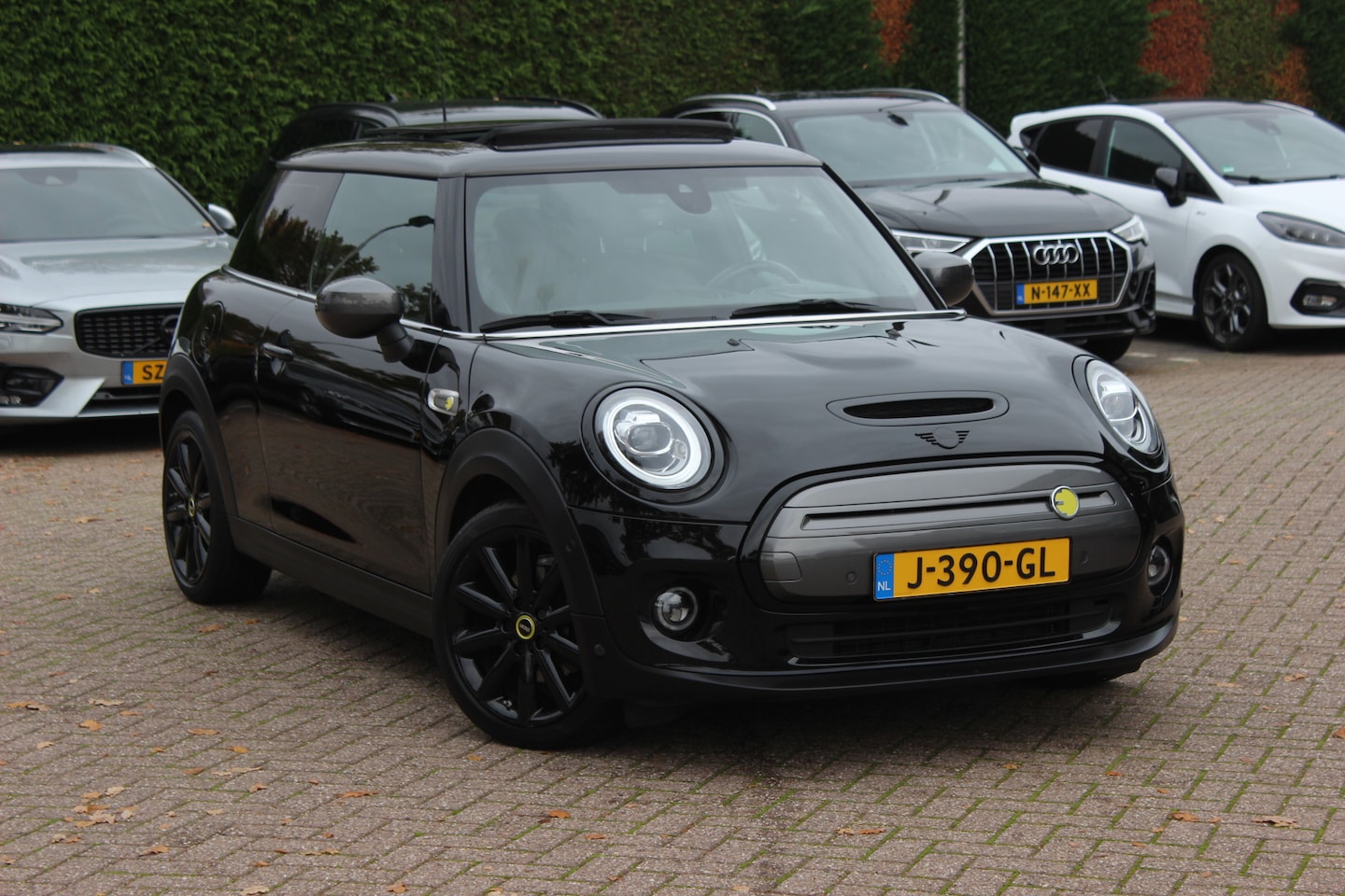 MINI Mini-Electric - Yours 33 kWh / SoH 95.5% / Full option! / Panoramadak / Camera / Head-up / Leder / Harman - AutoWereld.nl