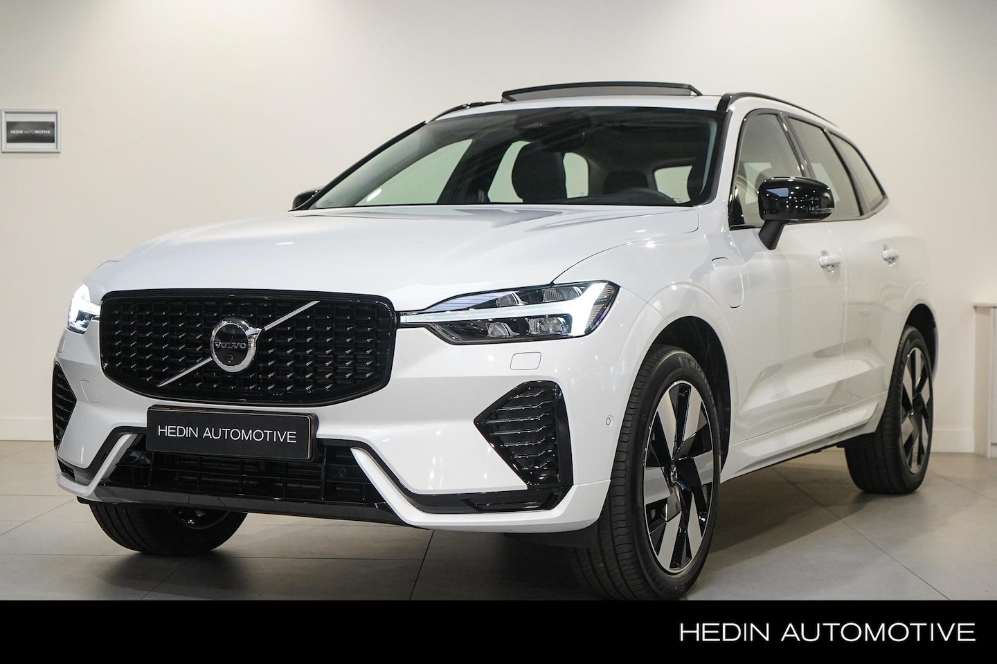 Volvo XC60 - T6 Plug-in hybrid AWD Ultra Dark | Pano. dak | 360 Camera | Trekhaak | Stoel/Stuurwiel ver - AutoWereld.nl