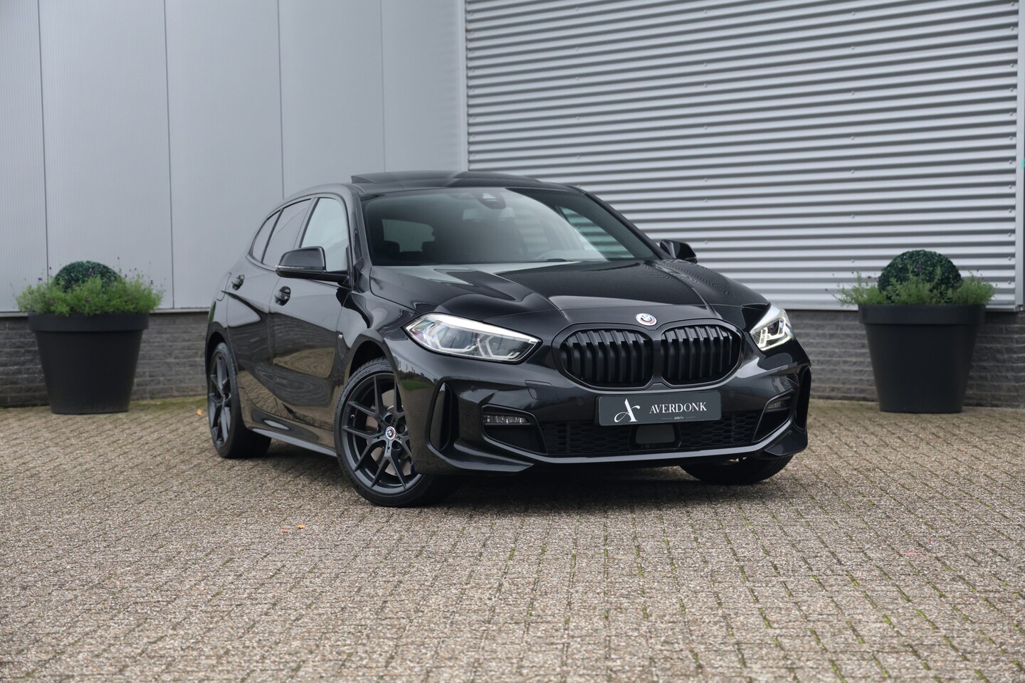 BMW 1-serie - 118i M-Sport Aut. NAP|Pano|Stoelvw|Cam|Trekhaak|Leder - AutoWereld.nl