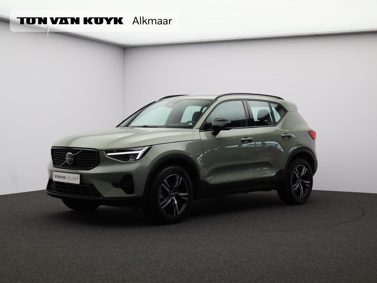 Volvo XC40 - 2.0 B4 Plus Dark / Trekhaak / Harman Kardon / Elektrische Stoelen / Stoel+Stuurverwarming - AutoWereld.nl