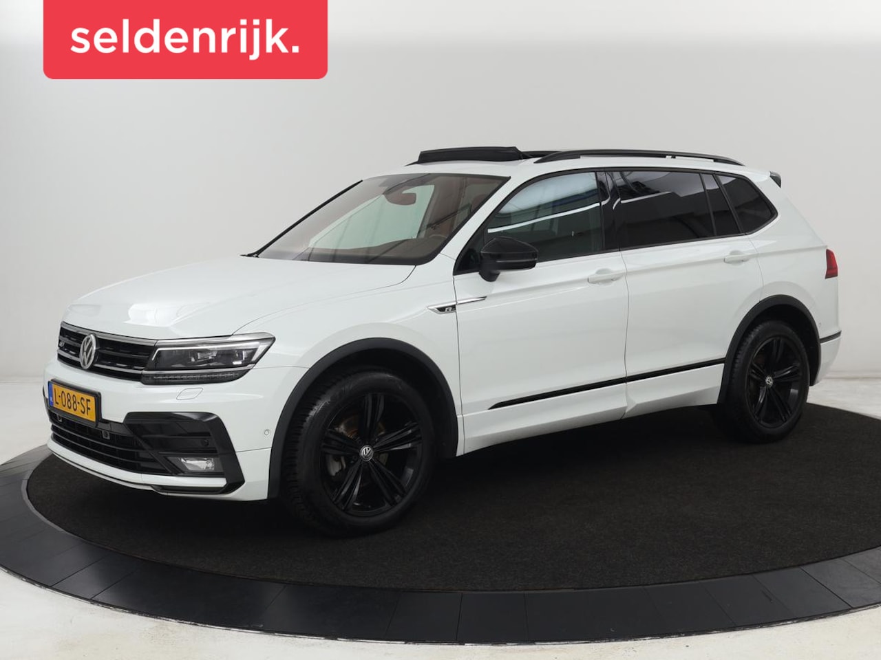 Volkswagen Tiguan Allspace - 1.5 TSI R Line 7-Persoons | Panoramadak | Stoelverwarming | Trekhaak | Massage | Keyless | - AutoWereld.nl