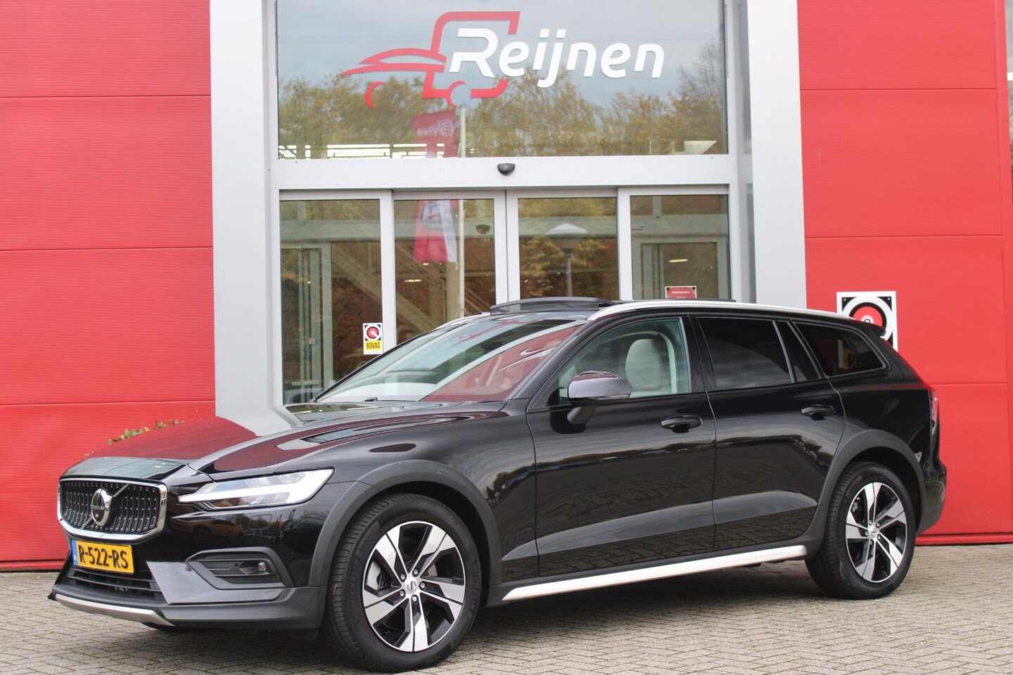 Volvo V60 Cross Country - 2.0 B5 250PK CROSSCOUNTRY AWD Ultimate AWD (VIERWIELAANDRIJVING) | PANORAMISCH SCHUIF/KANT - AutoWereld.nl