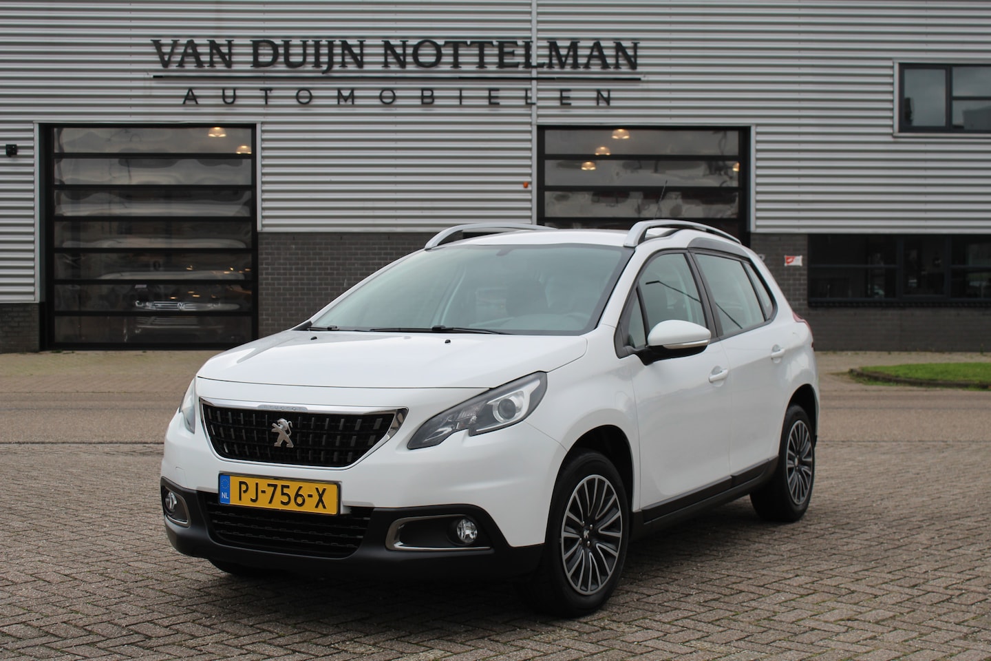 Peugeot 2008 - 1.2 PureTech Active / Automaat / Carplay / Cruise / N.A.P. - AutoWereld.nl