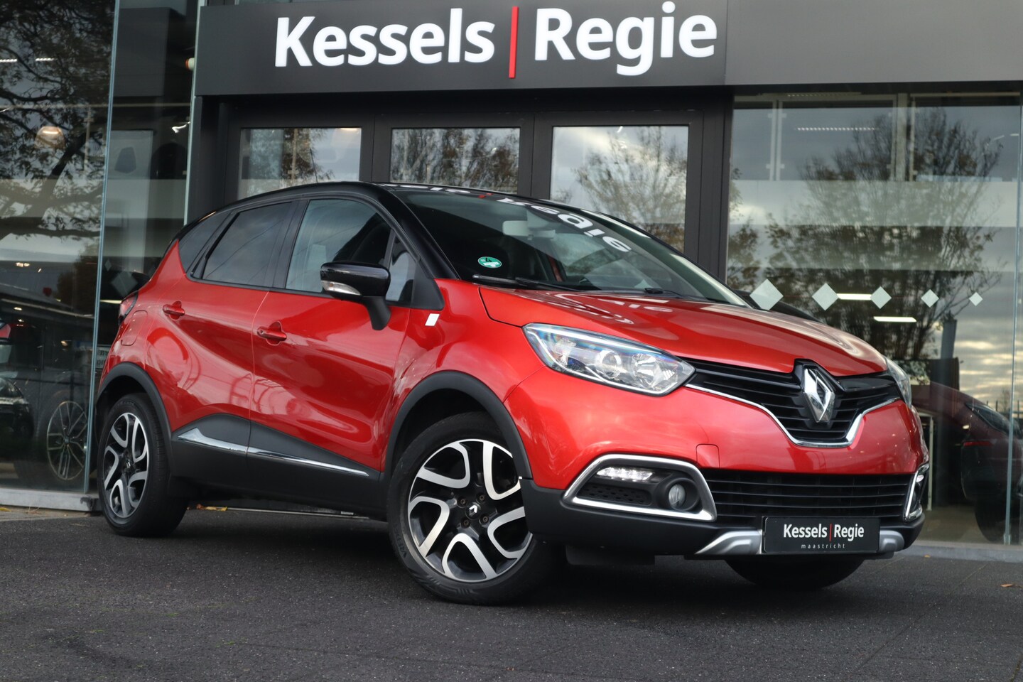 Renault Captur - 0.9 TCe Helly Hansen Keyless Sensoren Clima Navi Cruise Trekhaak 17” - AutoWereld.nl