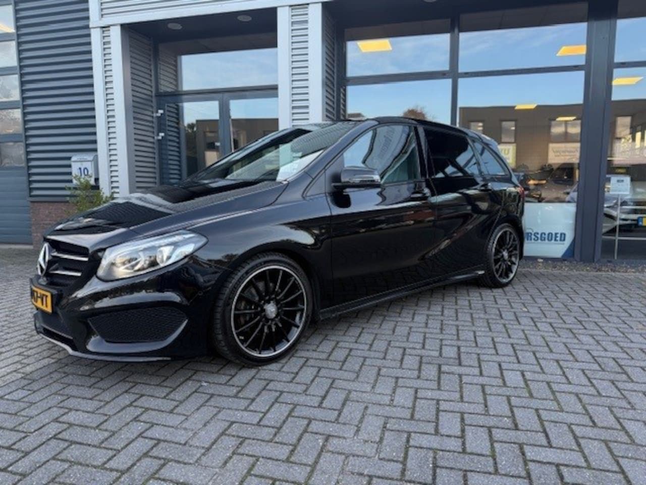 Mercedes-Benz B-klasse - 180 Ambition AMG-Line Automaat Navigatie Parkeersensoren - AutoWereld.nl