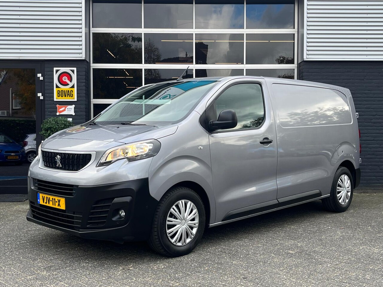 Peugeot Expert - 2.0 BlueHDI 120 Premium, Automaat, CarPlay, 360 Camera, Cruise, NAP - AutoWereld.nl