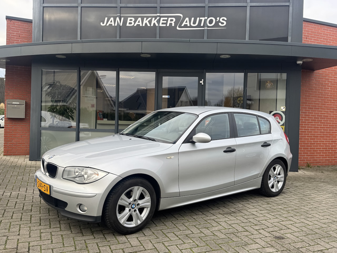 BMW 1-serie - 118i ✅ Automaaat ✅ Clima ✅ Airco ✅ Nieuwe APK ✅ - AutoWereld.nl