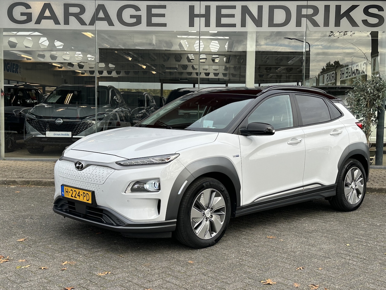 Hyundai Kona Electric - EV Premium 64 kWh 3 fase | Leder | Two Tone Black | Climate | occasion - AutoWereld.nl