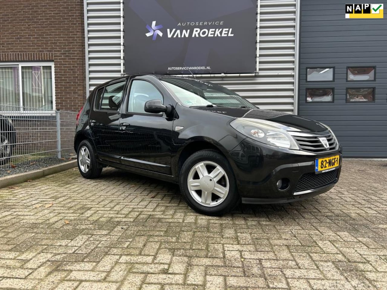 Dacia Sandero - 1.2 Blackline 5 deurs Airco, nieuwe apk, distributieriem is vervangen. - AutoWereld.nl