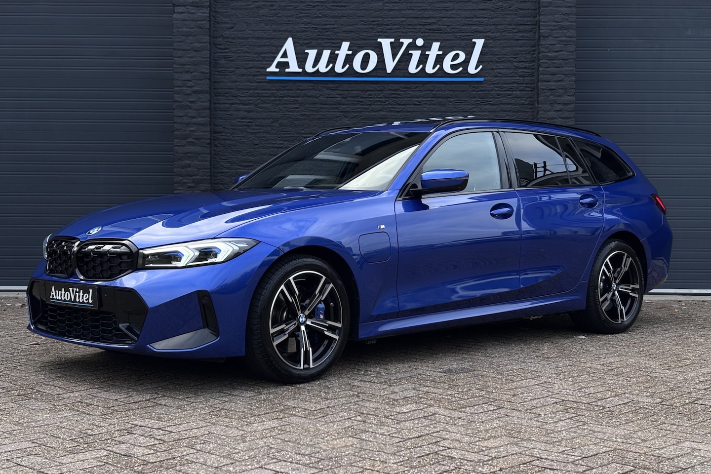 BMW 3-serie Touring - 330e M-Sport | 19,5 kWh | Panodak | Head-Up | Memory | Trekhaak | 360° Camera | Fabrieksga - AutoWereld.nl