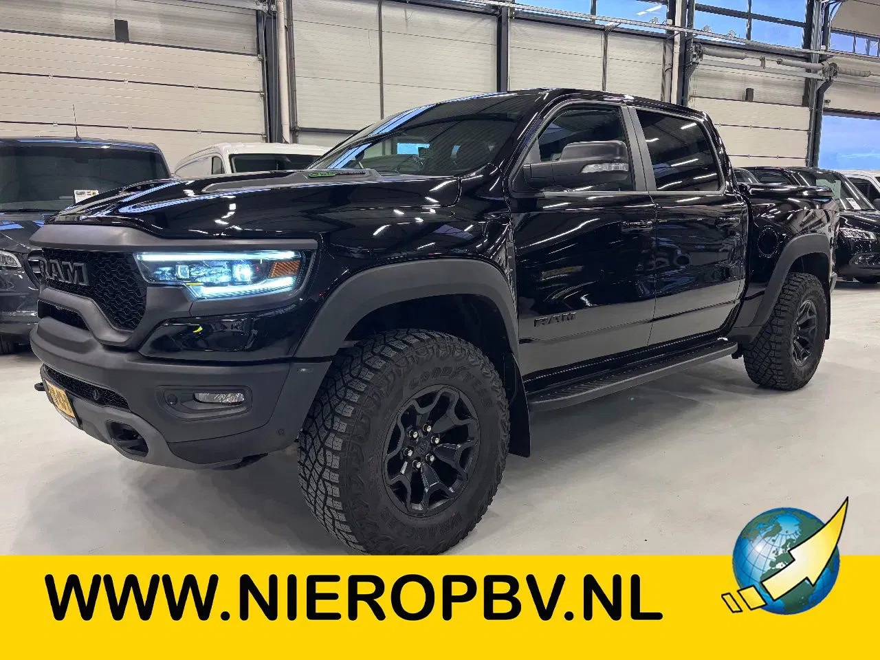 Dodge Ram 1500 - Supercharged V8 Crew Cab 4X4 57700KM Eerste Eigenaar - AutoWereld.nl