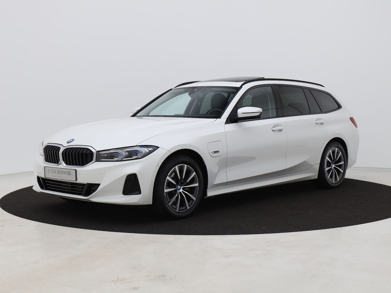 BMW 3-serie Touring - 320e xDrive Business Edition | PANO | CAMERA | KEYLESS | HUD | STOELVERW. | TREKHAAK - AutoWereld.nl