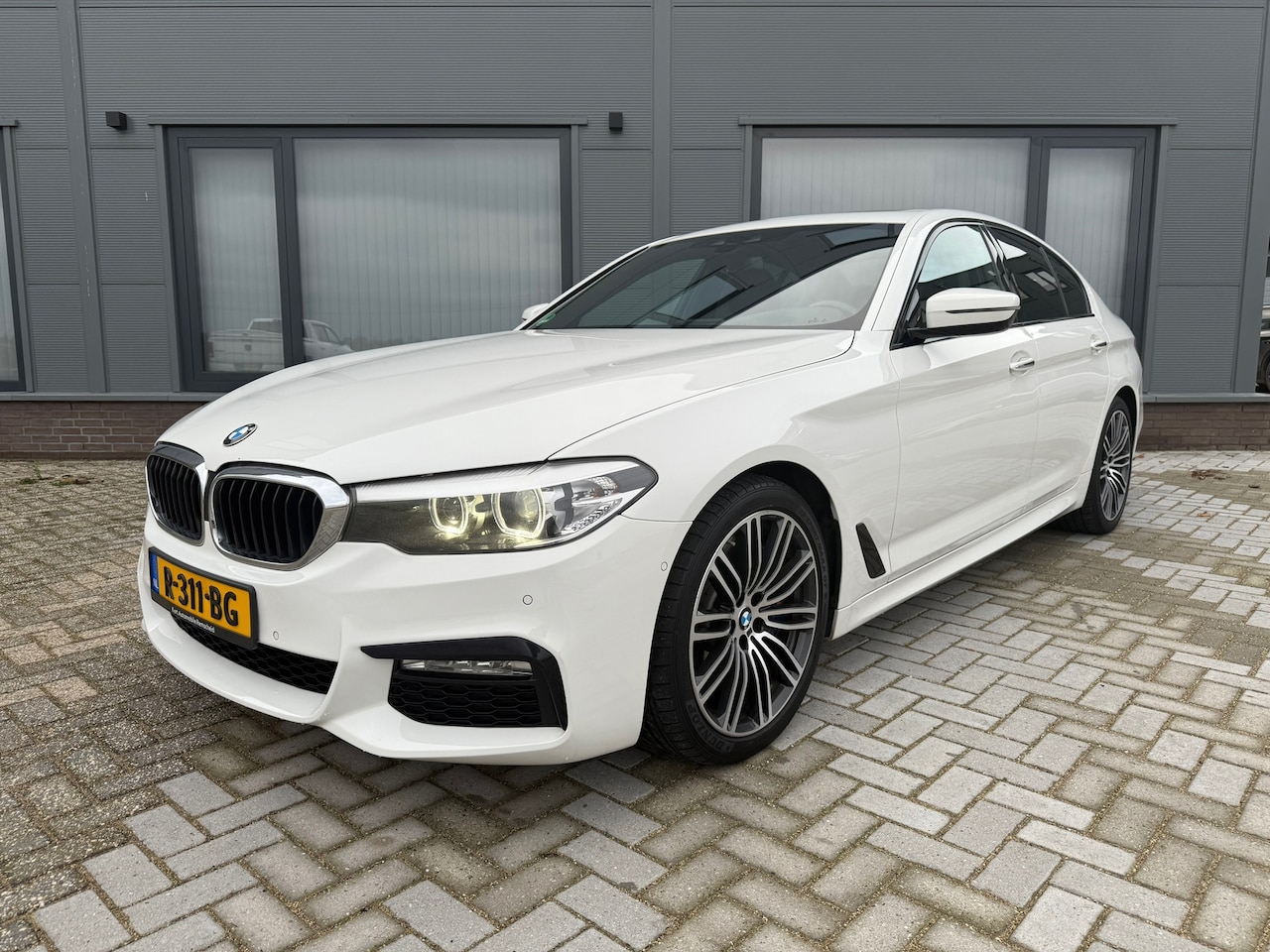BMW 5-serie - 540i High Executive // 340 PK // M-Pakket // Schuif.k dak // - AutoWereld.nl