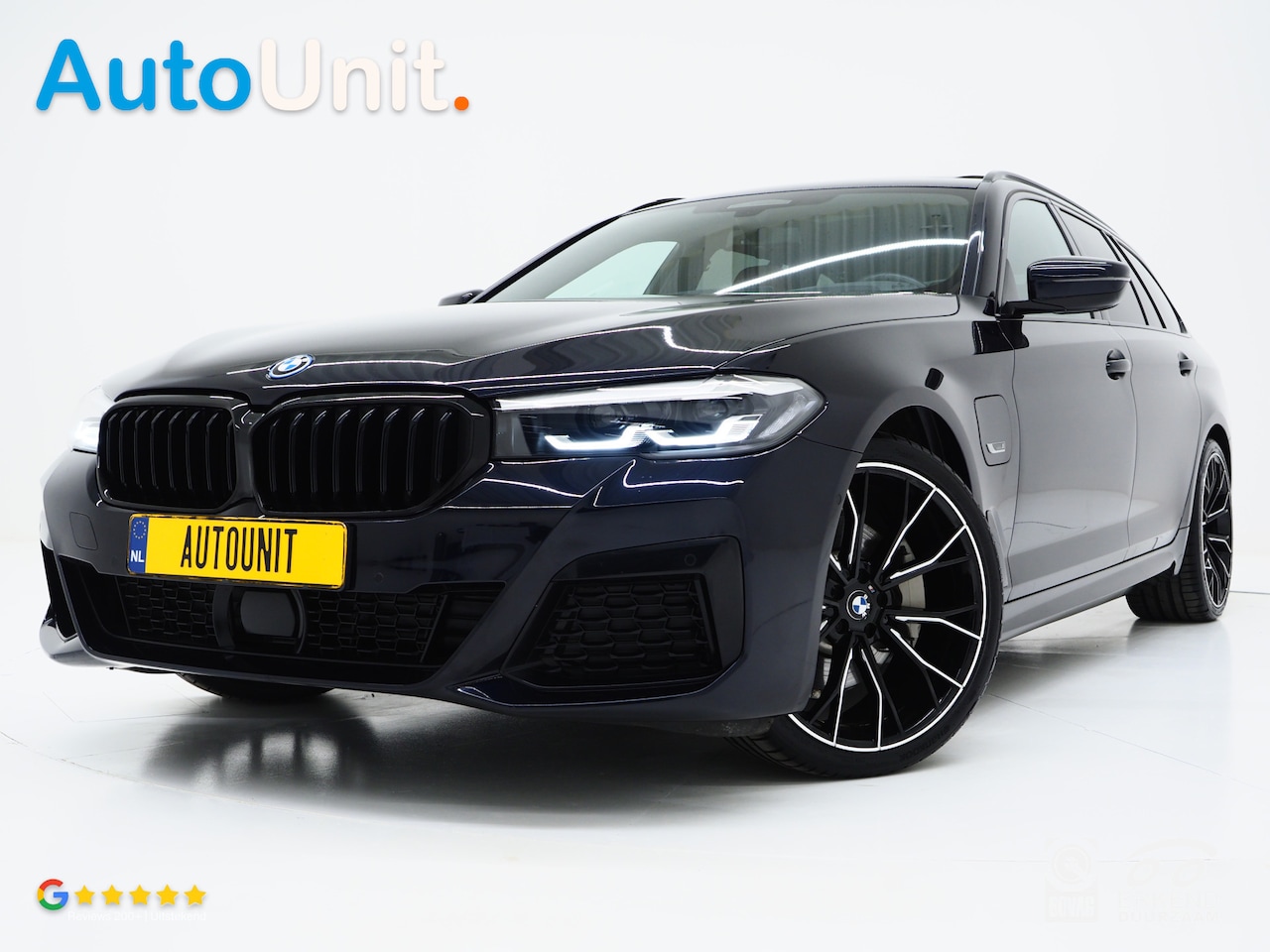 BMW 5-serie Touring - 530e M Sport Shadow | Panoramadak | Trekhaak | Head Up | Camera | Keyless | Adaptive | Car - AutoWereld.nl