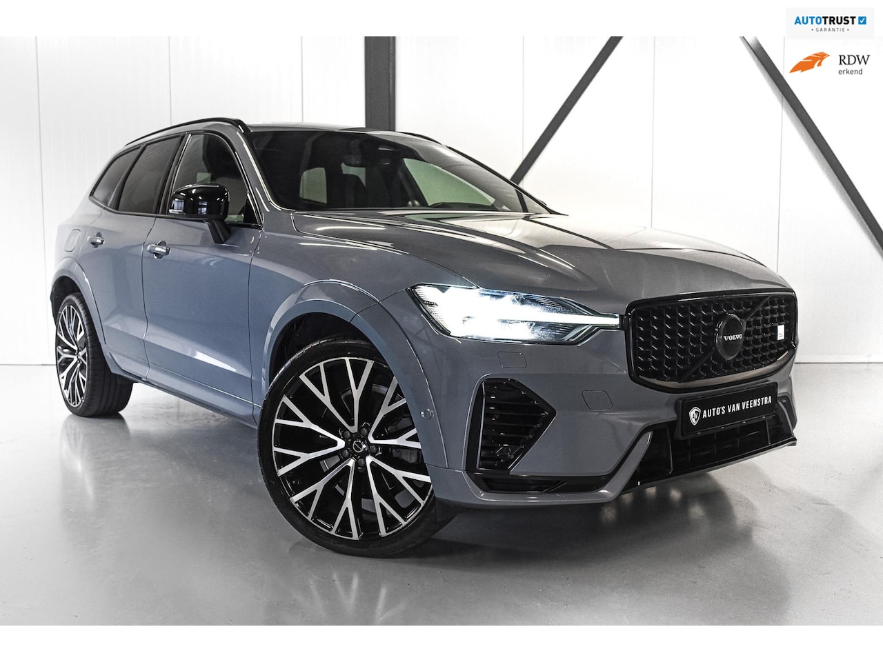 Volvo XC60 - 2.0 T8 AWD Inscription | 22" | B&W | PANO | Ultimate Dark | R-Design | Trekhaak | - AutoWereld.nl