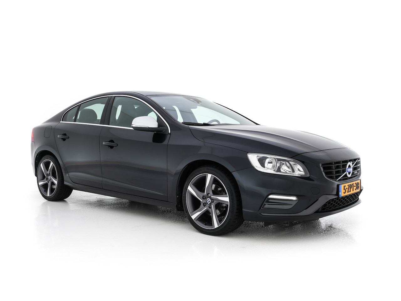Volvo S60 - 1.6 T3 Summum R-Design Aut. *LEATHER-MICROFIBRE | NAVI-FULLMAP | SPORT-SEATS | ECC | PDC | - AutoWereld.nl